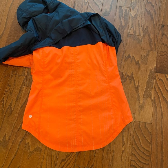 Lululemon size 6 rain jacket - Picture 2 of 2